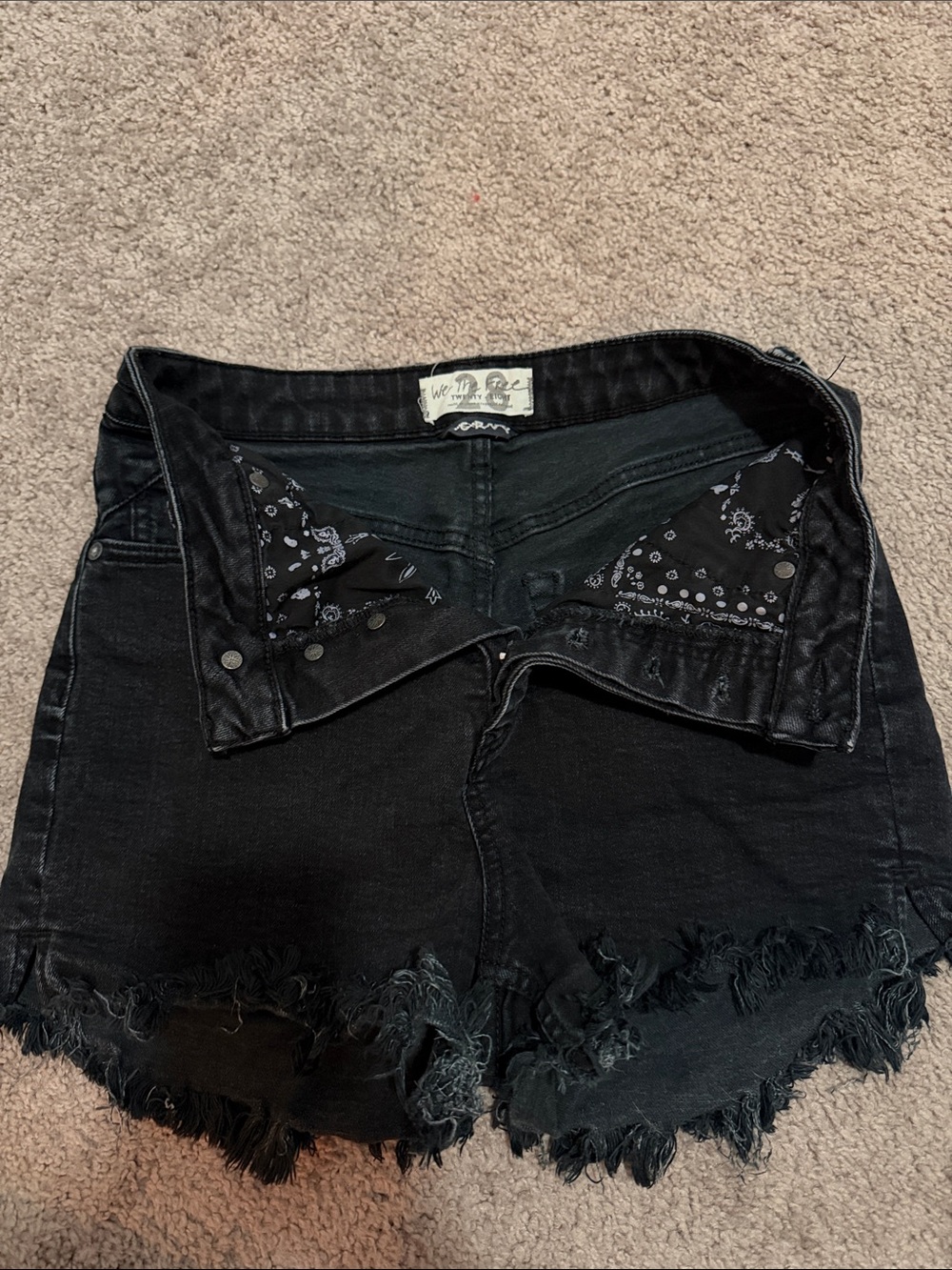 Free People High-Waisted Black Denim Frayed Hem Women’s Shorts - Picture 4 of 4